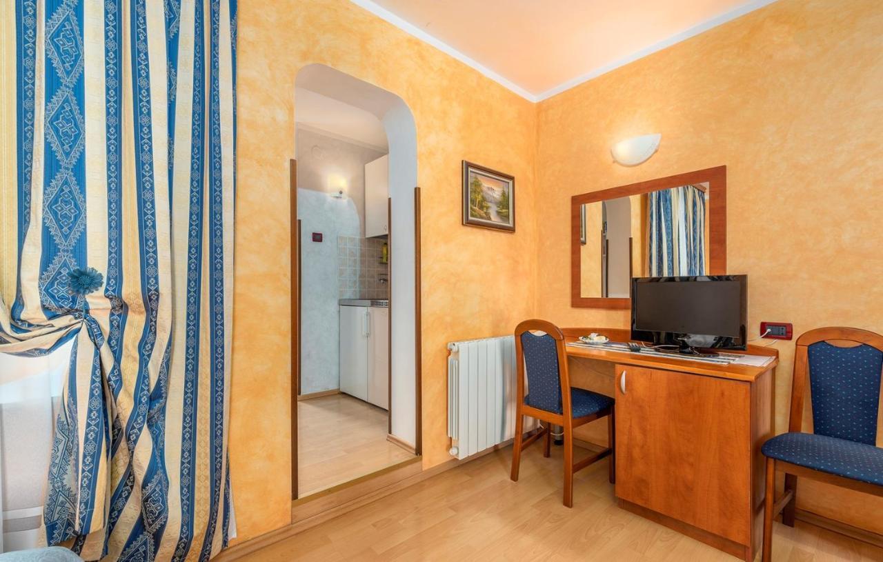 Apartments And Rooms Laura Pazin Extérieur photo