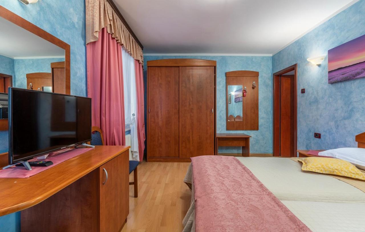 Apartments And Rooms Laura Pazin Extérieur photo