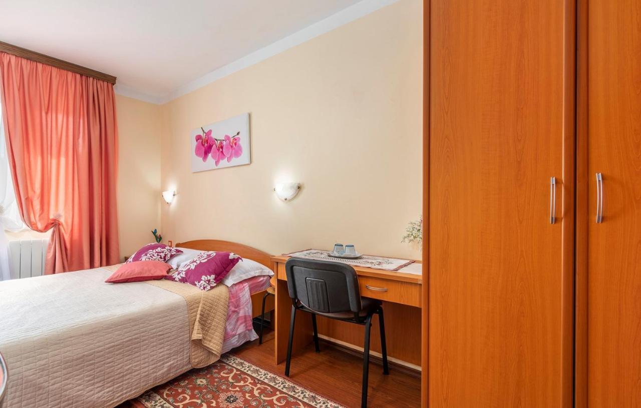 Apartments And Rooms Laura Pazin Extérieur photo