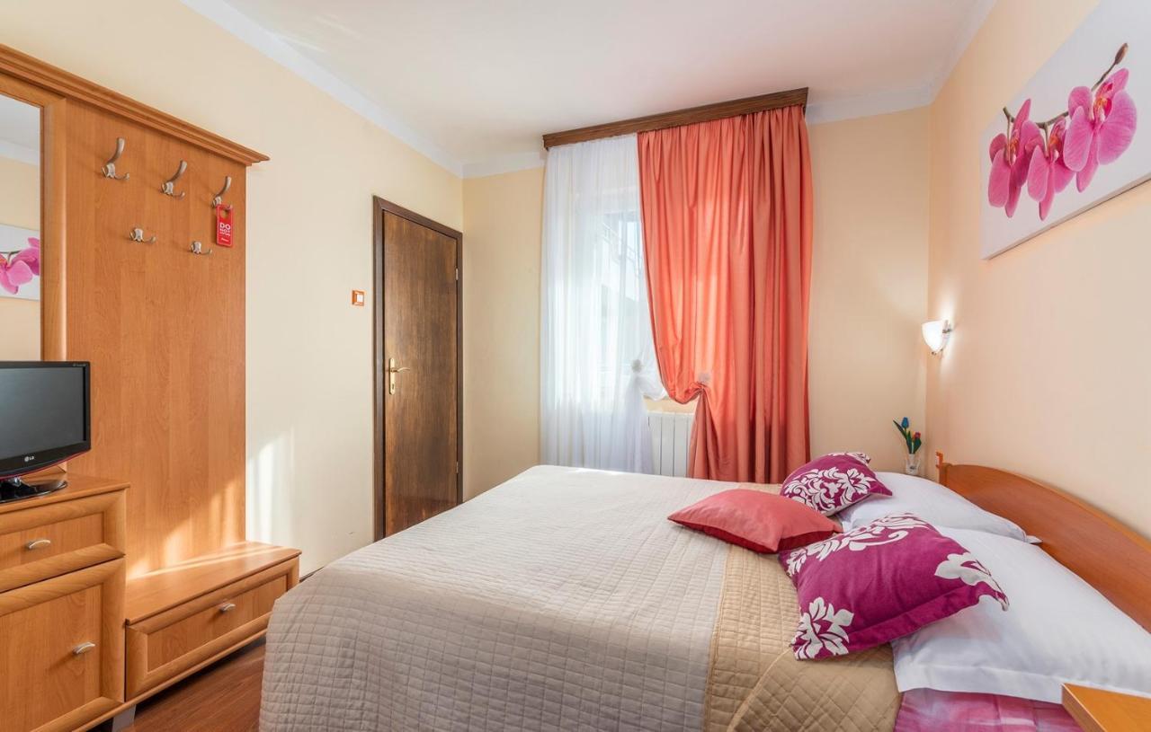 Apartments And Rooms Laura Pazin Extérieur photo
