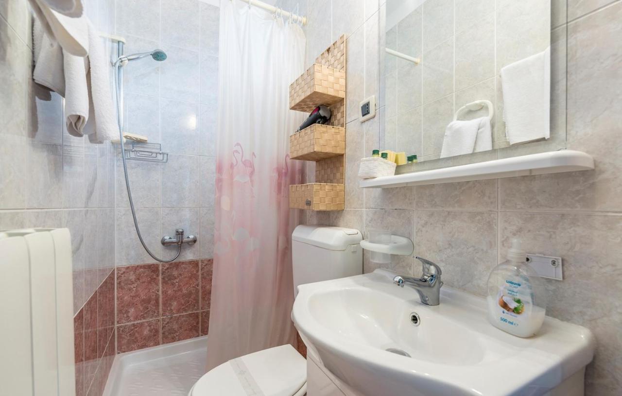 Apartments And Rooms Laura Pazin Extérieur photo